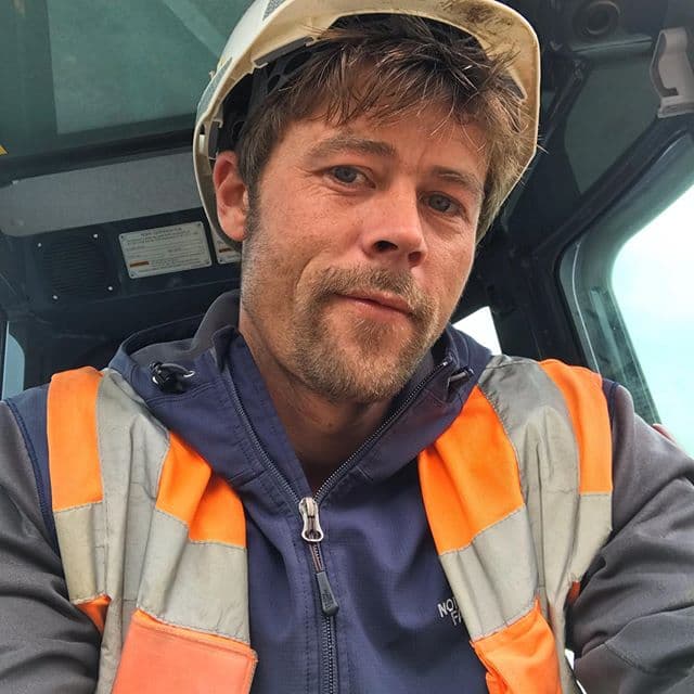 A los 23 años, Nathan Meads comenzó a notar su parecido con la estrella de Hollywood; desde entonces, asegura vivir el asedió de enamoradizas fans de Brad Pitt.