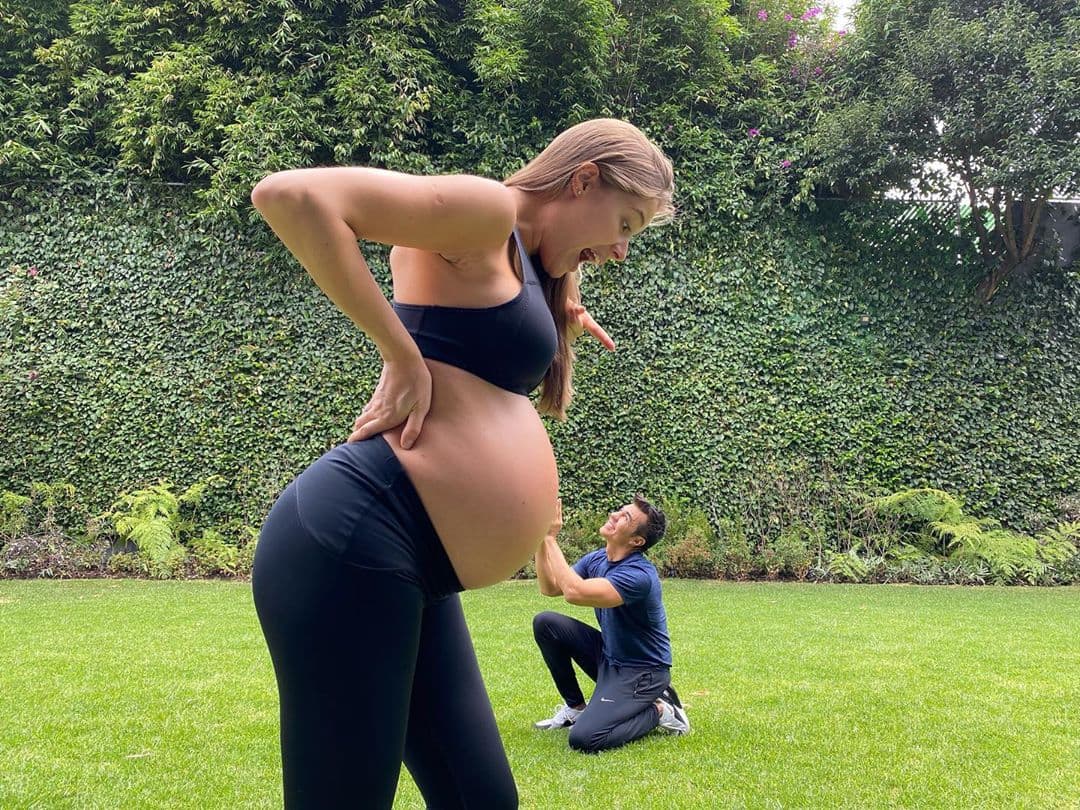 “Ya casi mi amor. 8 meses”, se lee en el pie de foto de la publicación que ha recibido cientos de halagos por parte de sus seguidores y de sus famosos amigos, destacando lo hermosa que se ve la pareja de Adrián Uribe.
<br>