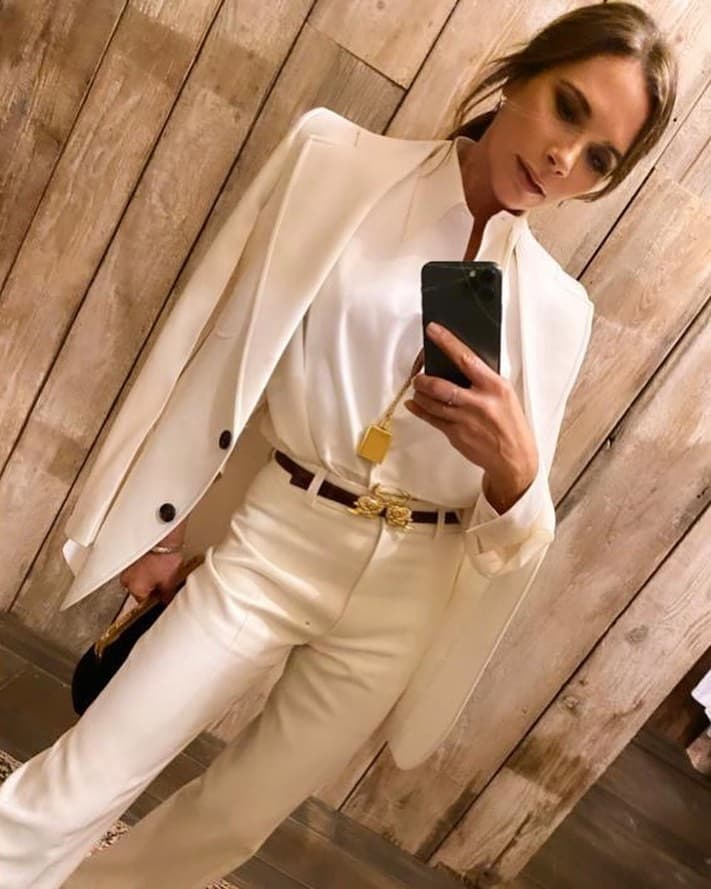 A los 18 años de edad,
<b>Victoria Bechkam</b> se operó para tener un busto más prominente, pero, tras varios años con implantes, en el 2014 decidió que ya no los quería más. De acuerdo con Vogue, la diseñadora se los quitó por el desproporcionado tamaño que tenía en comparación a su figura.