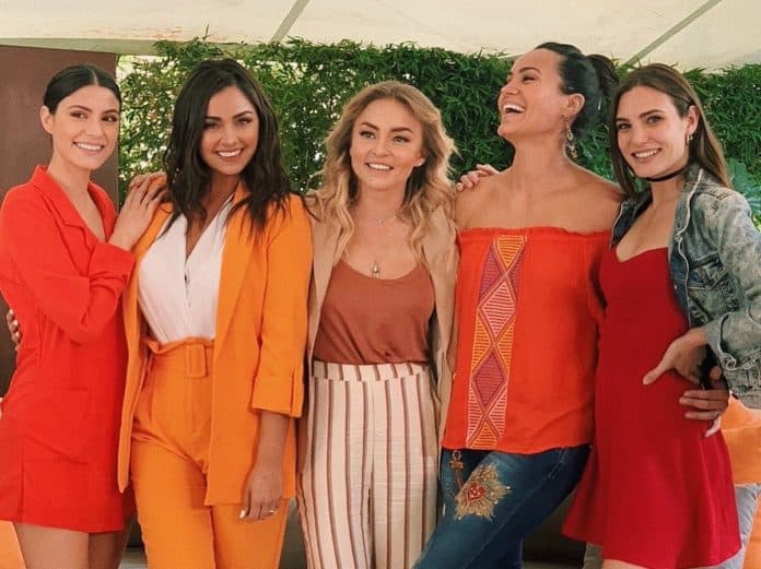 La fotografía que se tomaron las actrices de Amar a Muerte se volvió viral gracias a dos cosas: ninguna se puso de acuerdo para vestirse igual ¡y las cinco eligieron el color naranja! Inspiradas en la simpática coincidencia, dejamos para ti 17 ideas para incluir este color a tu look durante la temporada de primavera-verano