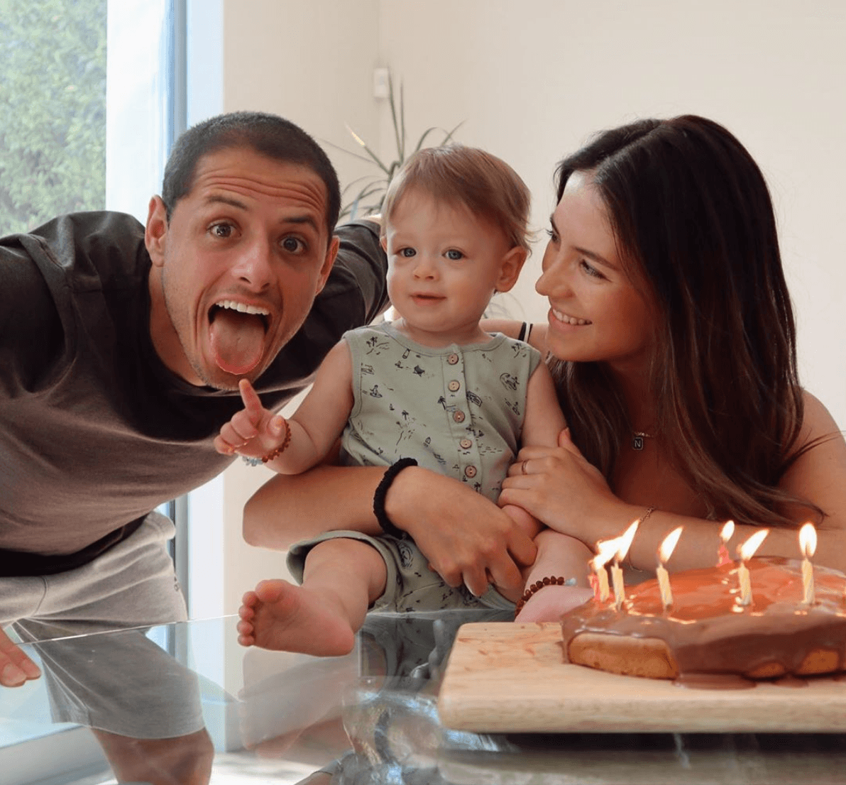 Sarah Kohan pone un alto a quienes dicen que su hijo no es del Chicharito Hernández