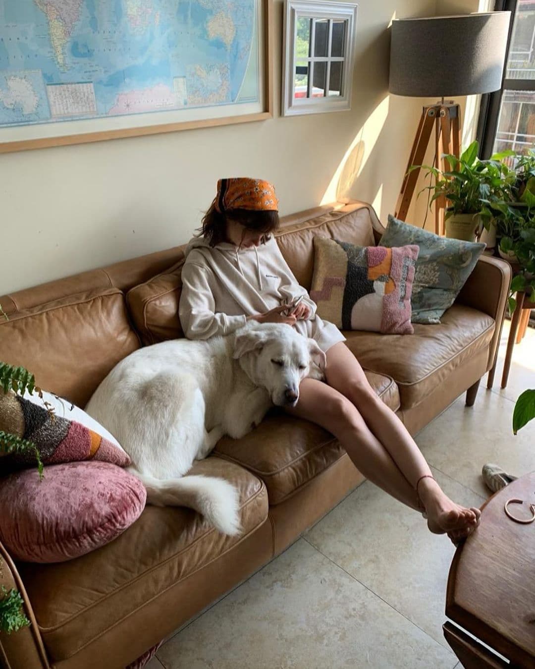 Al final del día, y luego protagonizar divertidas sesiones de fotos con grandes vestidos florales, la conductora y Güero terminan juntos en su rincón especial.