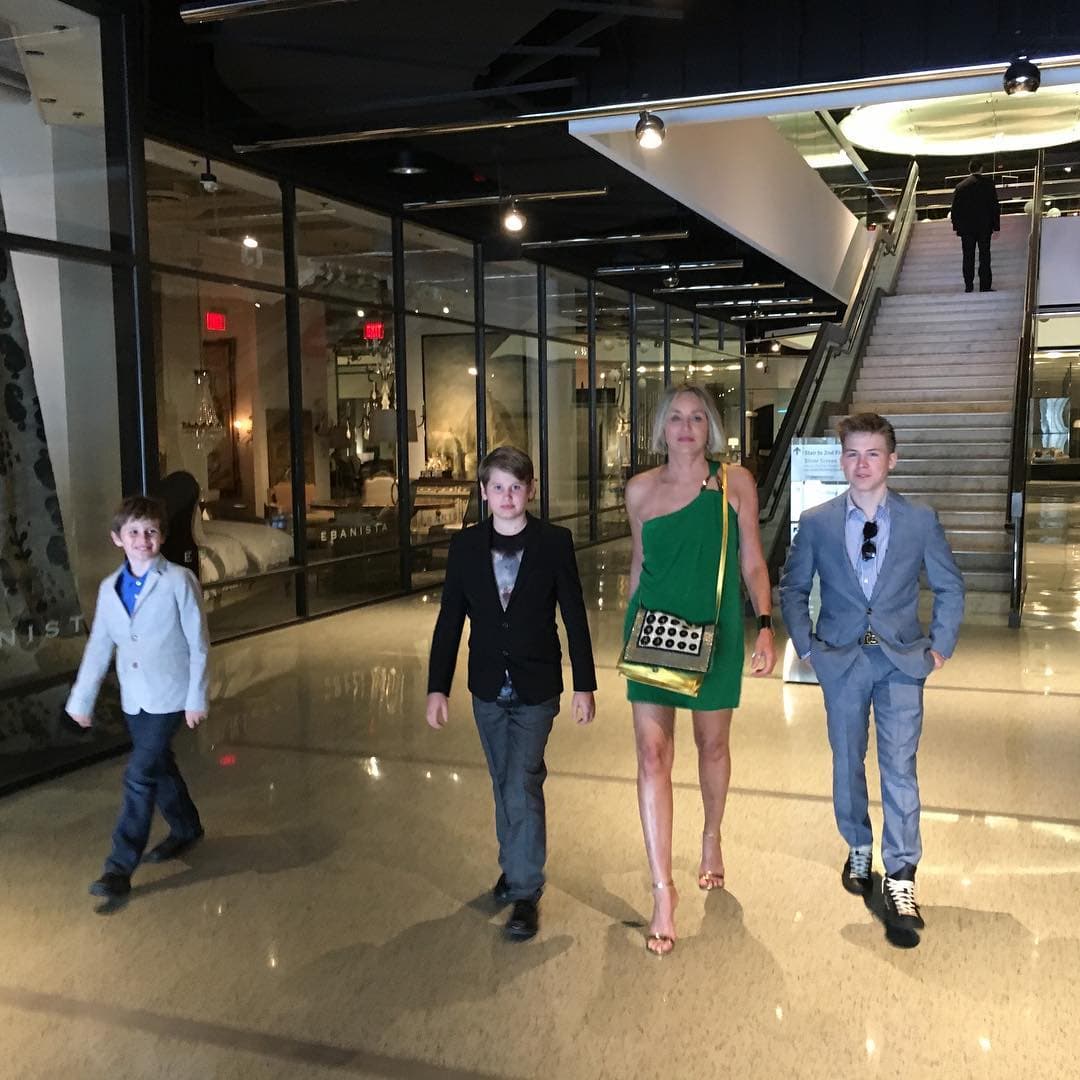 En el 2005, Sharon Stone fue madre por segunda vez de Laird a través de la maternidad subrogada. Su primer hijo, Roan, lo adoptó con su entonces pareja Phil Bronstein y su último, Quinn, llegó a su vida de la misma manera.