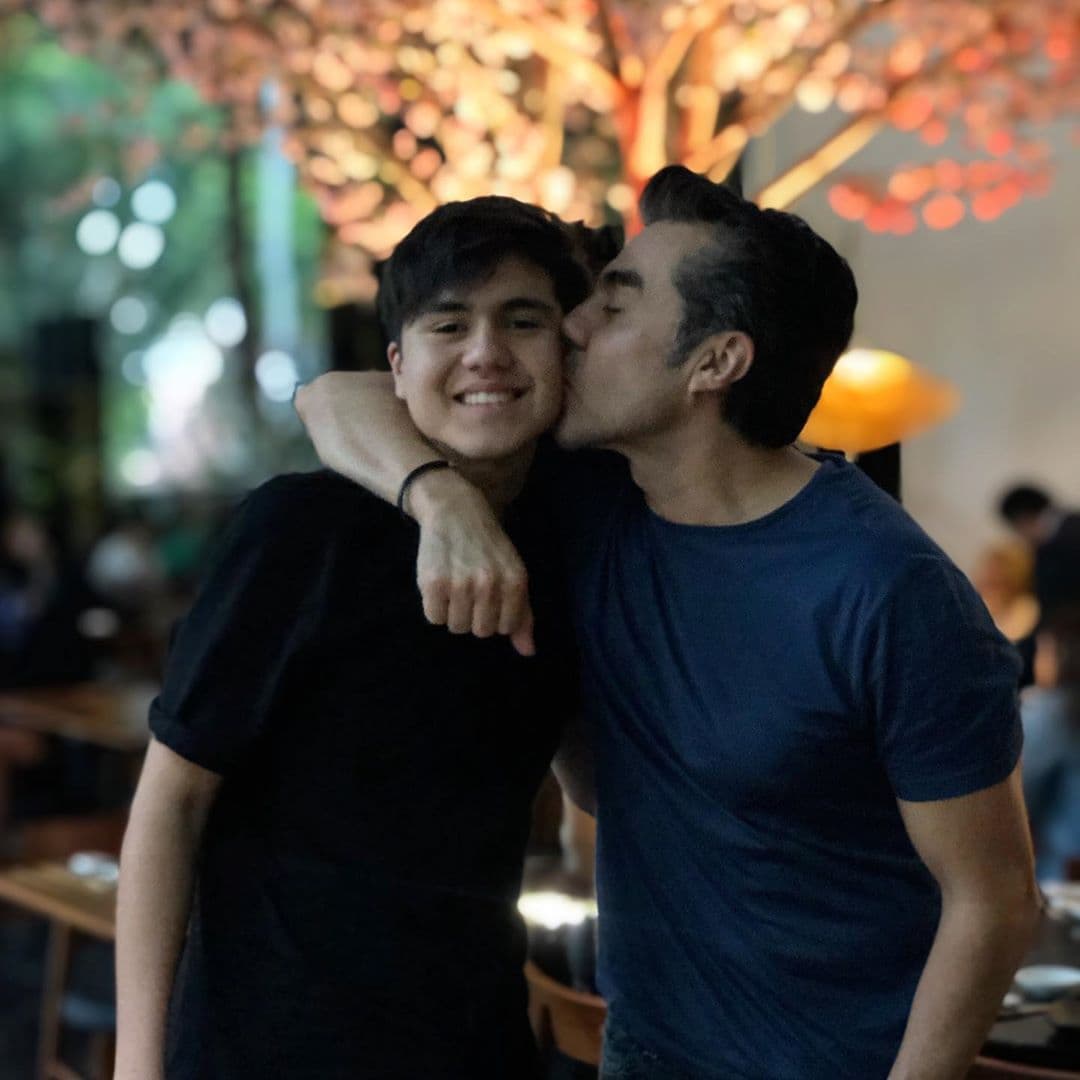 Adrián Uribe junto a su hijo Gael.