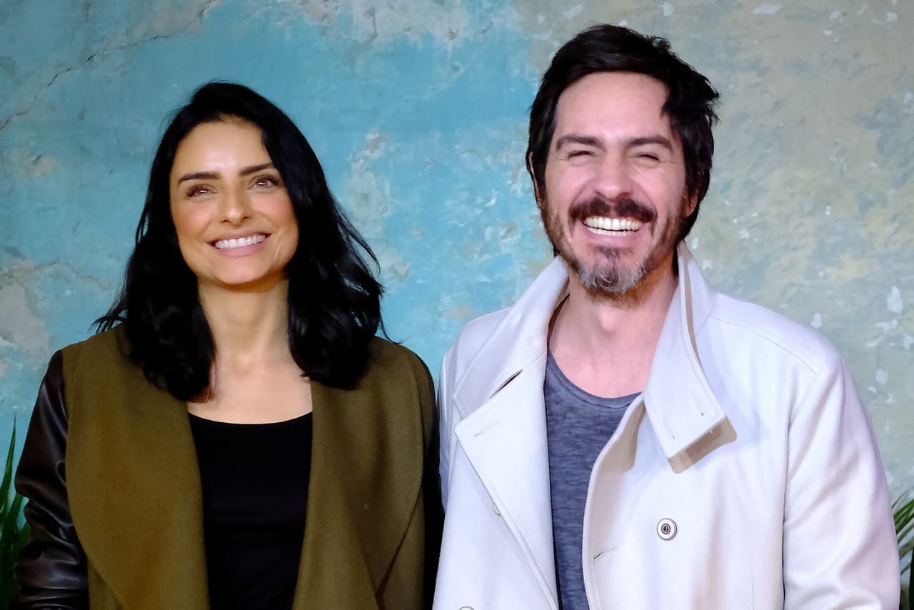 La pareja de actores se estrena en el mundo de la moda durante la presentación de su línea de abrigos “Merkabá X Ais y Mau”.
