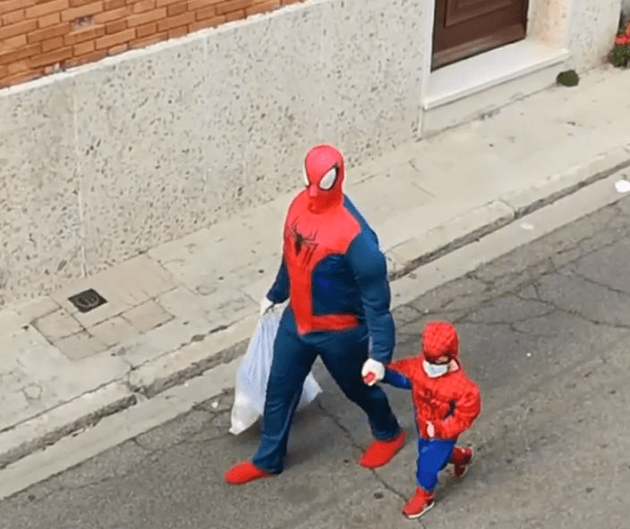 Son apenas cuadra y media la que este hombre y la niña caminan para dejar la basura en los contendores, sin embargo, esos minutos en los que desfilan con divertidos trajes de superhéroes o caricaturas los han convertido en celebridades en su cuadra.