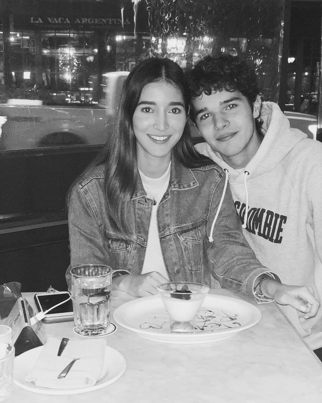 Ahora, es Roberto que sorprendió a sus padres con lo rápido que crece. Pues el joven ya tiene novia desde hace tres meses, que desde entonces, la feliz pareja no deja de compartir los momentos que pasan juntos.