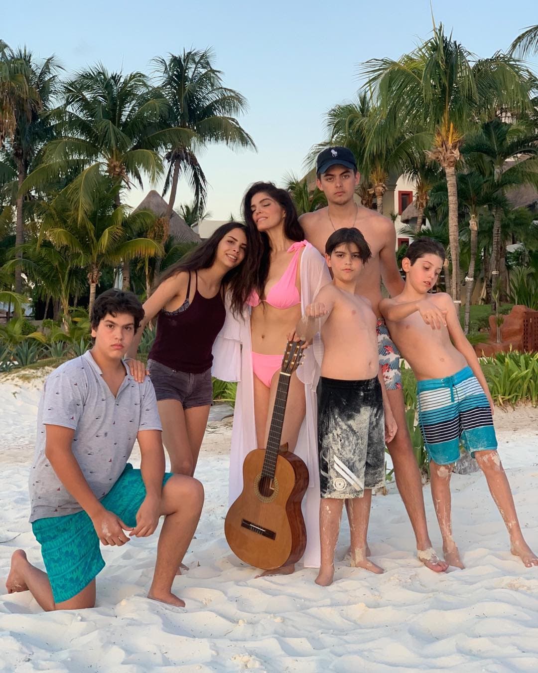 “En esta bipolaridad de la vida donde las emociones suben y bajan, hoy me toca compartir un momento en familia donde estoy agradecida con el TODO PODEROSO, por la fortuna de poder estar con dos de mis hijos, aunque yo (como mamá gallina), quisiera estar con todos, hoy me tocó con estos dos pedazos de alma”, escribió.
