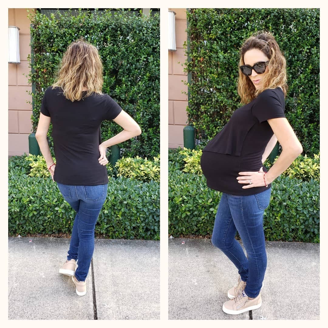 Y también en momentos que ameritan un atuendo más casual, conformado por básicos como jeans, una tshirt de algodón y accesorios.