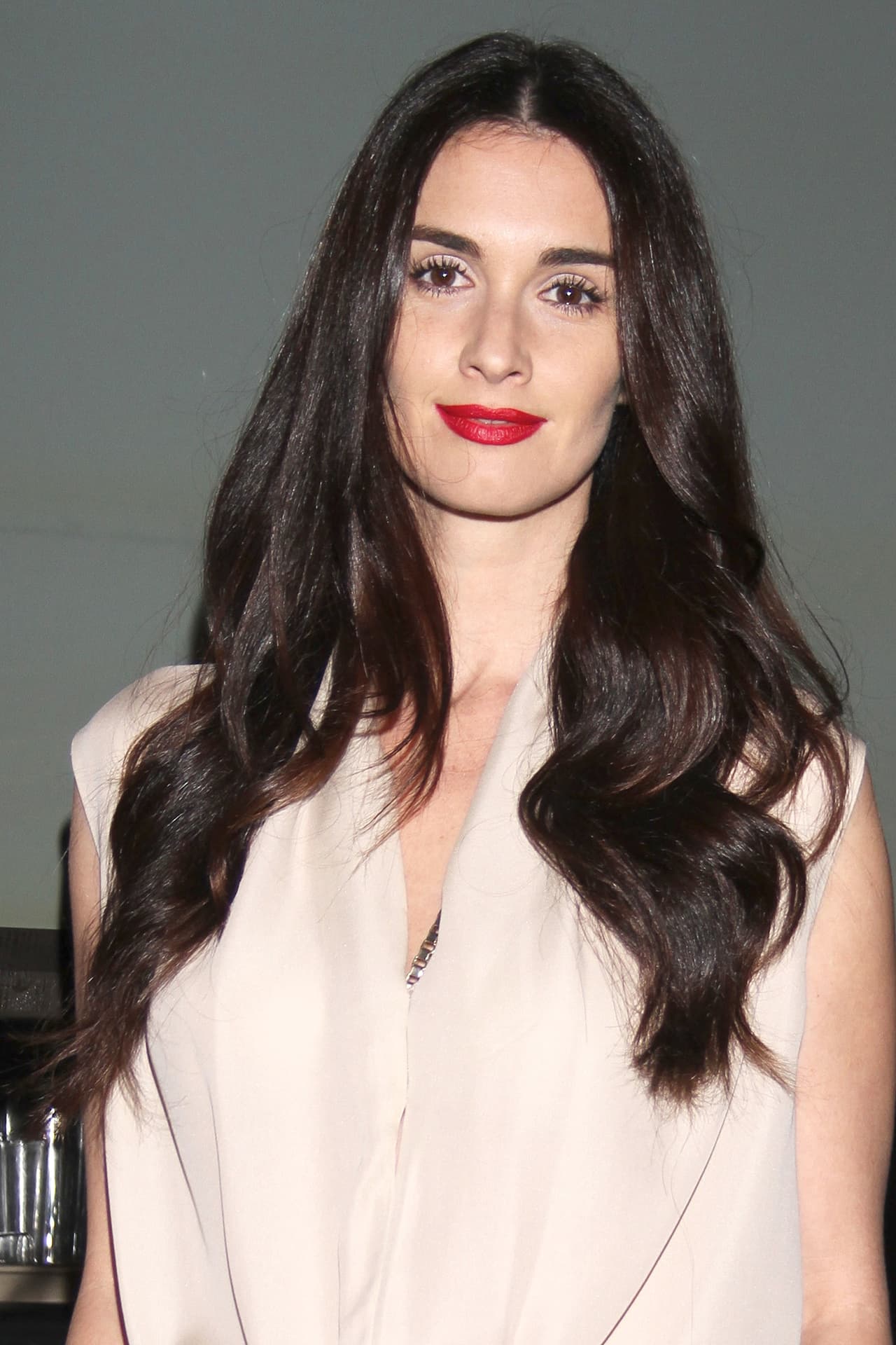Para 2012, cuando Paz Vega comenzaba las grabaciones de la película “El Jesuita”, la española optó por un color de cabello más oscuro, el cual le dio una imagen más pálida a su piel, algo que era el pretexto perfecto para usar labiales rojos e intensos.