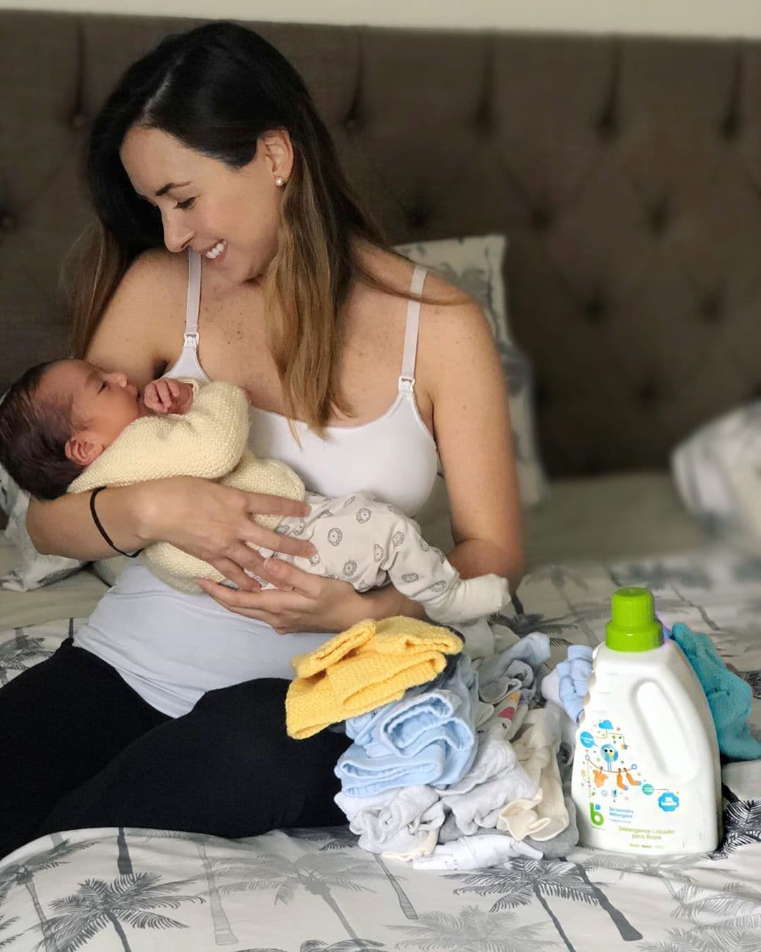“Hoy tuvimos cita a las 12:30 pm en la Clínica Reina Madre y cuando regresamos a casa empezaron las contracciones y pues nace hoy a las 6:00 pm. Un parto hermoso y súper rápido. Gracias a mi equipo de doctores que estuvieron desde el inicio e increíble”, expresó.
