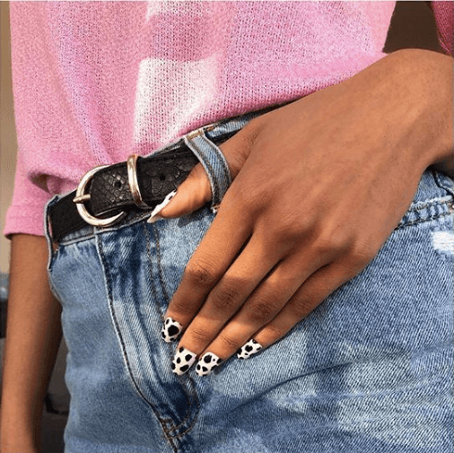 Si quieres más ideas sobre cómo usar el estampado de vaca en tus uñas sólo busca el 'hashtag' #cowprintnails en Instagram.