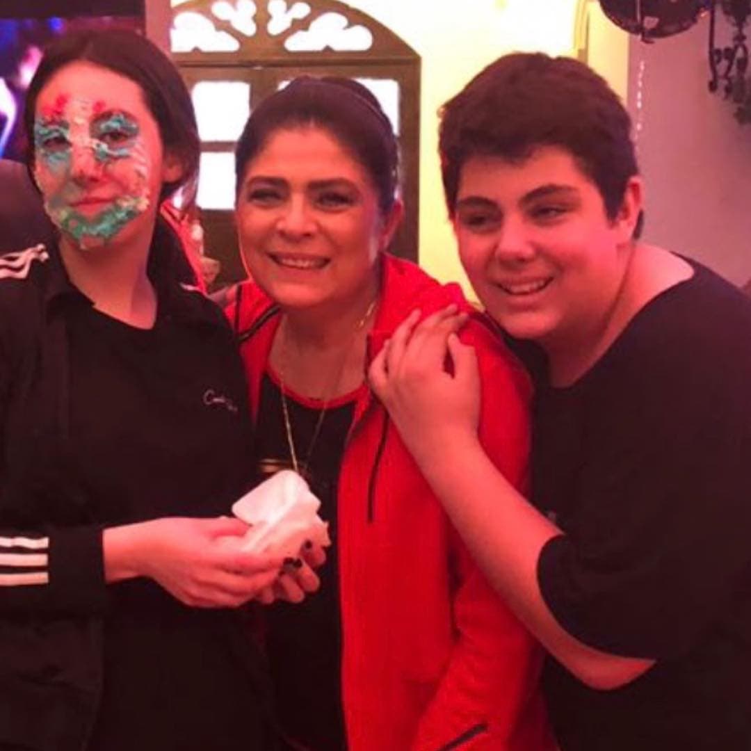 Tras su matrimonio con Omar Fayad, Victoria Ruffo se convirtió en mamá por segunda y tercera ocasión de Victoria y Anuar, en el 2004. La actriz comparte fotos de ellos, en los que se ve el gran parecido que tienen con ella.