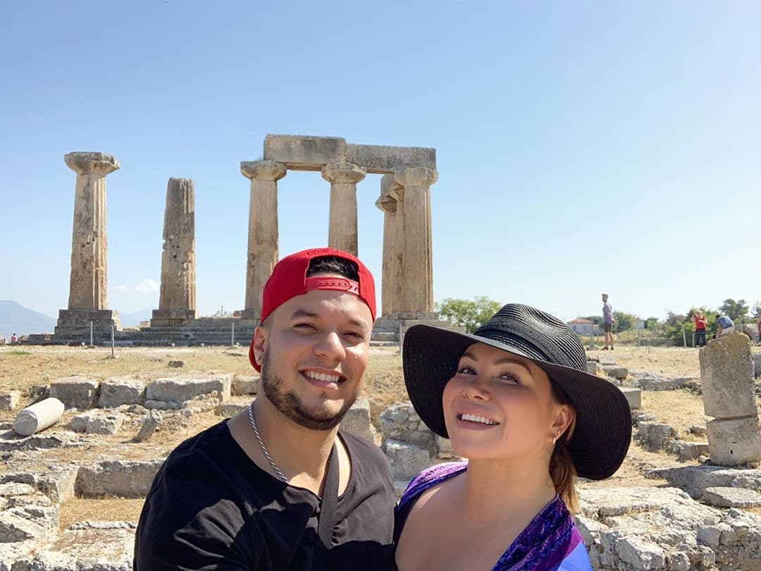 Tras la noticia, todo pareciera indicar que existen problemas irreconciliables entre la pareja y la reciente actividad de ambos en redes sociales ha sido suficiente para levantar sospechas sobre la posible razón de su distanciamiento como matrimonio.