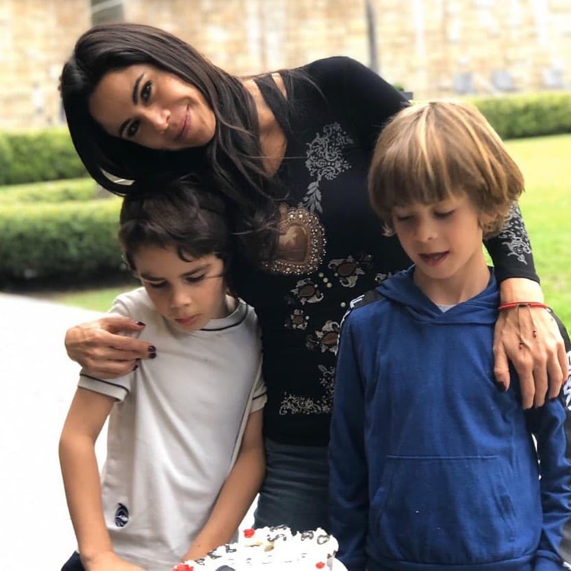 Hace ocho años, Paola Rojas le dio la bienvenida a sus gemelos, Leonardo y Paolo. La conductora de Netas Divinas ha compartido en sus redes sociales, imágenes disfrutando de la compañía de sus pequeños, así como apoyándolos en sus actividades escolares y deportivas.