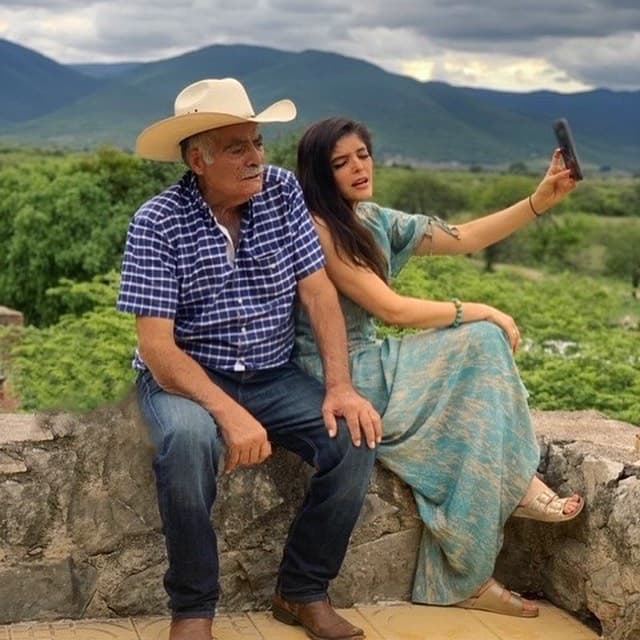 Ana Bárbara junto a su padre Don Antero Ugalde.