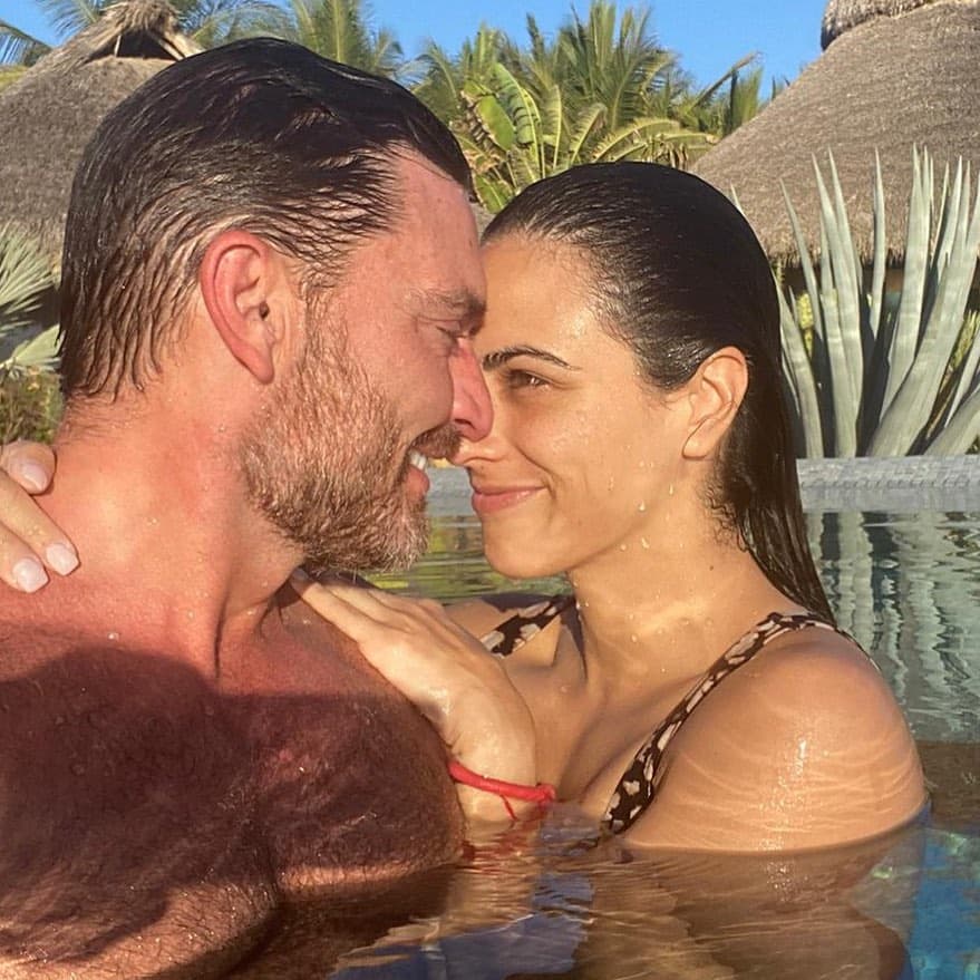 Tras varios meses de especulaciones, Julián Gil por fin presentó a su novia, la conductora de deportes Valeria Marín, quien es 21 años menor que él. ¡Conócela!