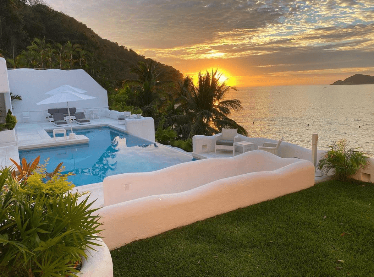 <b>Casa Ensenada </b>es el nombre que lleva esta residencia, la cual está dentro de un exclusivo fraccionamiento Las Brisas, una zona ecológica, privada y rodeada de naturaleza.