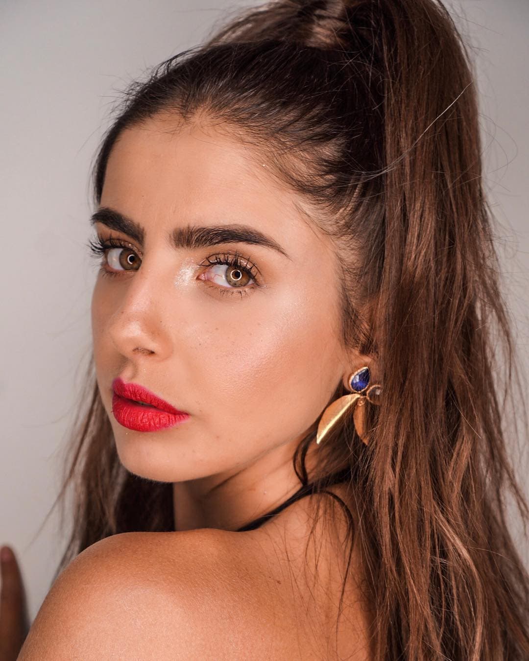 Iluminador: El uso de iluminadores en polvo o líquidos se volvió un paso imprescindible para darle brillo natural al rostro y Michelle Renaud es una de las celebridades que se han animado a usar este estilo.