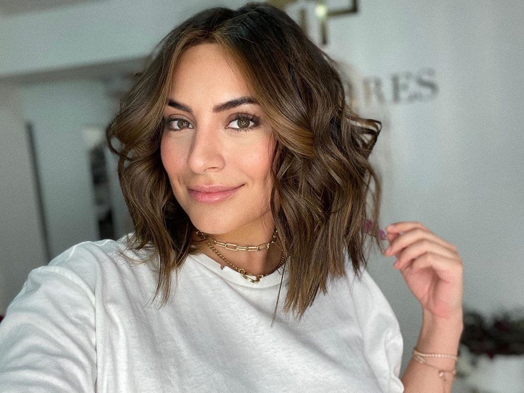 Balayage: Esta técnica de color tiene como objetivo incorporar un tono más claro de manera natural, ya que se coloca en delgadas secciones y es la opción ideal para un cambio de look sutil, tal como lo hizo Ana Brenda Contreras.