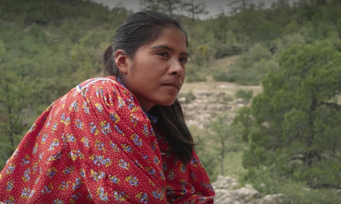Acostumbrada a correr largas distancias en la sierra de Chihuahua, para María Lorena Ramírez las carreras de fondo no son tarea difícil. La joven ha logrado destacar por correr distancias de más de 50 kilómetros en tiempos récord sin usar ropa ni calzado deportivos. María Lorena prefiere correr con huaraches y su vestimenta rarámuri tradicional. La joven se ha convertido en ejemplo para la gente de su etnia, e incluso ha conquistado carreras en Europa. Lorena se niega a aceptar patrocinios de marcas deportivas. Ha ganado cinco veces un ultramaratón de 100 km y es la mujer más rápida de México. A pesar de toda la fama que ha ganado, la chica se mantiene con una actitud humilde y tranquila.
