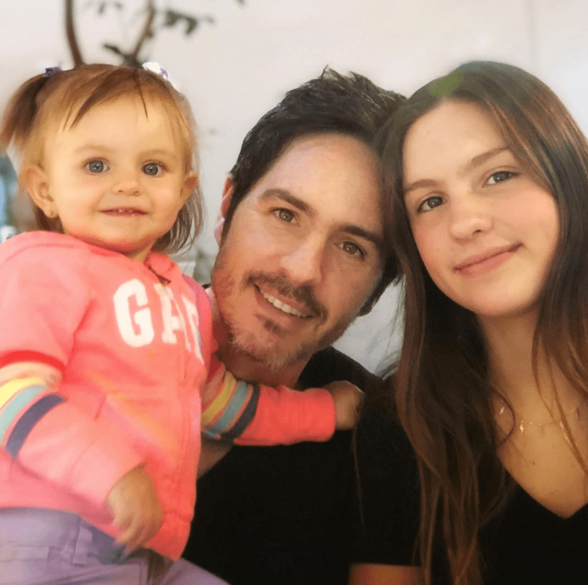 Mauricio Ochmann posa con sus dos hijas, Lorenza y Kailani, en portada de revista