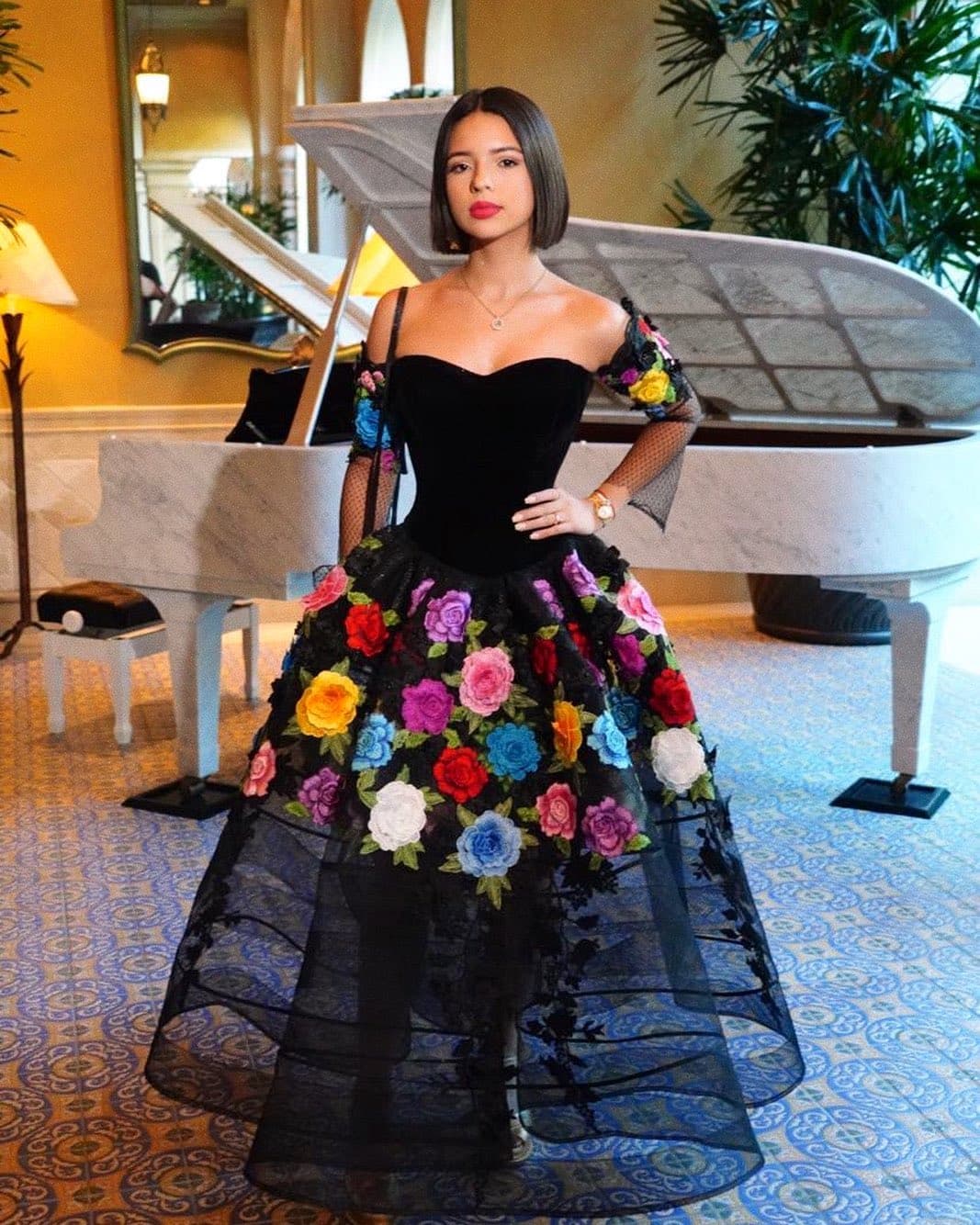 Detrás de algunos de los looks más icónicos de Ángela, su abuela Flor Silvestre estuvo ahí para darle "el visto bueno" en cuestión de estilo y moda. "Seguido me felicita por mis logros y ella me ayudó a elegir mis vestidos para la entrega de los Latin Grammy", comentó en entrevista.