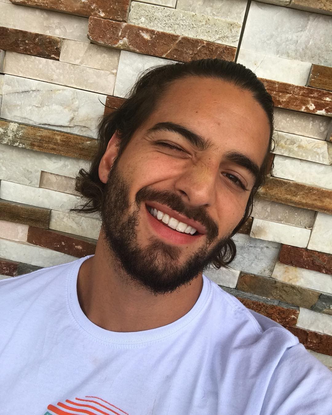 Maluma con cabello o pelón, con o sin barba, en pants o en traje, seguirá en el puesto de los hombres más guapos del urbano. 
<br>