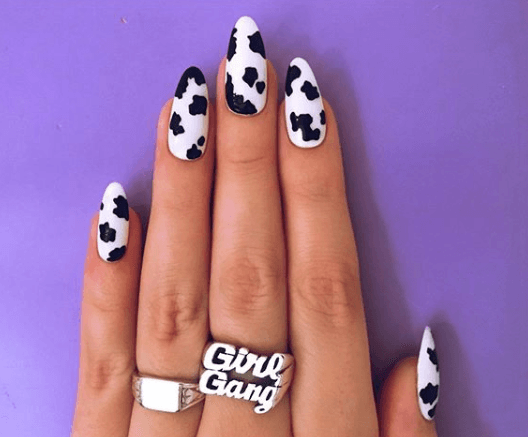 El 'cowprint' es la tendencia de uñas para este verano.