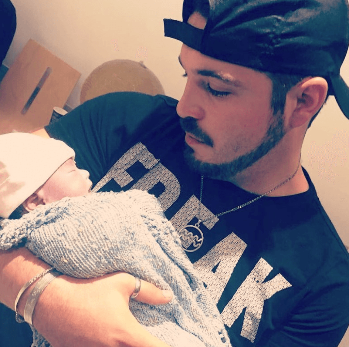 Fernando quedó devastado, por que no solo perdió a su esposa, también a su hija a quién habían decidido llamar Julieta. Él por lo general no comparte mucho en redes sociales, sin embargo, sorprendió cuando compartió una fotografía con su bebita en brazos, antes de que muriera. Apenas en diciembre del 2019 retomó su carrera musical.
