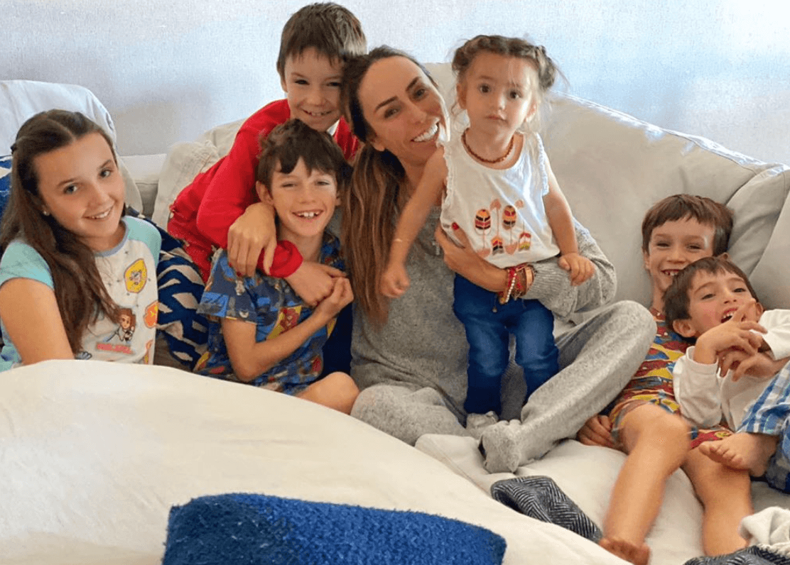 “#YoSíMeQuedoEnCasaCuidando a los míos, cuidándome a mí y cuidándote a ti”, esto fue lo que Inés Gómez Mont escribió en el pie de una foto en la que sale con sus seis hijos en pijama. Además, compartió en sus stories cómo administra su tiempo para estudiar con sus hijos y aprovechar el tiempo en casa.