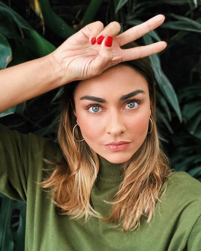 Para su nuevo papel en la telenovela Como Tú No Hay Dos (2019), Claudia Martín intentó este look y le quedó más que perfecto a la actriz ojiazul.