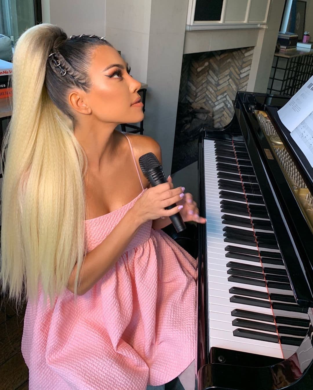 Kourtney Kardashian imitó el look de Ariana Grande para las fiestas del fin de semana, con un peinado, vestuario y hasta un micrófono, con el que posó para las fotos para darle más autenticidad a su papel.