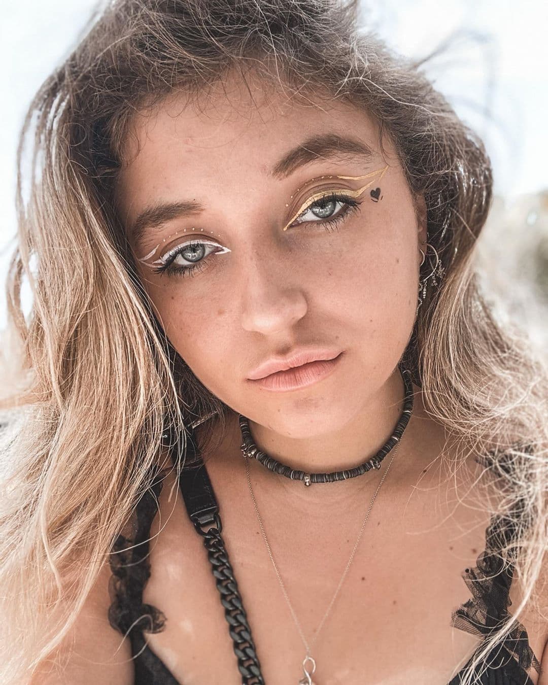 A pesar de los imprevistos y retrasos que la cuarentena ha provocado en la carrera de Fernanda Castro, la joven hija de Angélica Rivera y "El Güero" Castro continúa trabajando en su debut musical, y en recientes historias de Instagram compartió adelantos de un nuevo look, uno mucho más rockero e intenso.