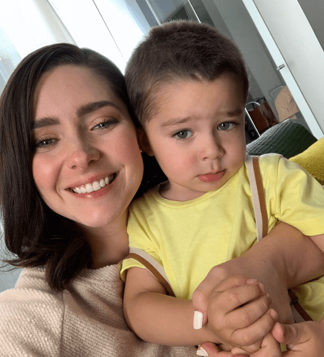 Para felicitar a su retoño,
<b>Ariadne</b> posteó imágenes de la celebración y le dedicó tiernas palabras. “Suelo ser bastante modesta pero no con él, primero por obvias razones me siento pavorreal de ser su mamá y segunda es un niño maravilloso, él más, la luz de mi vida, mi hijo, amigo, contrincante de luchitas, maestro, aprendiz, calor de Dios que vino a abrazar mi vida”.