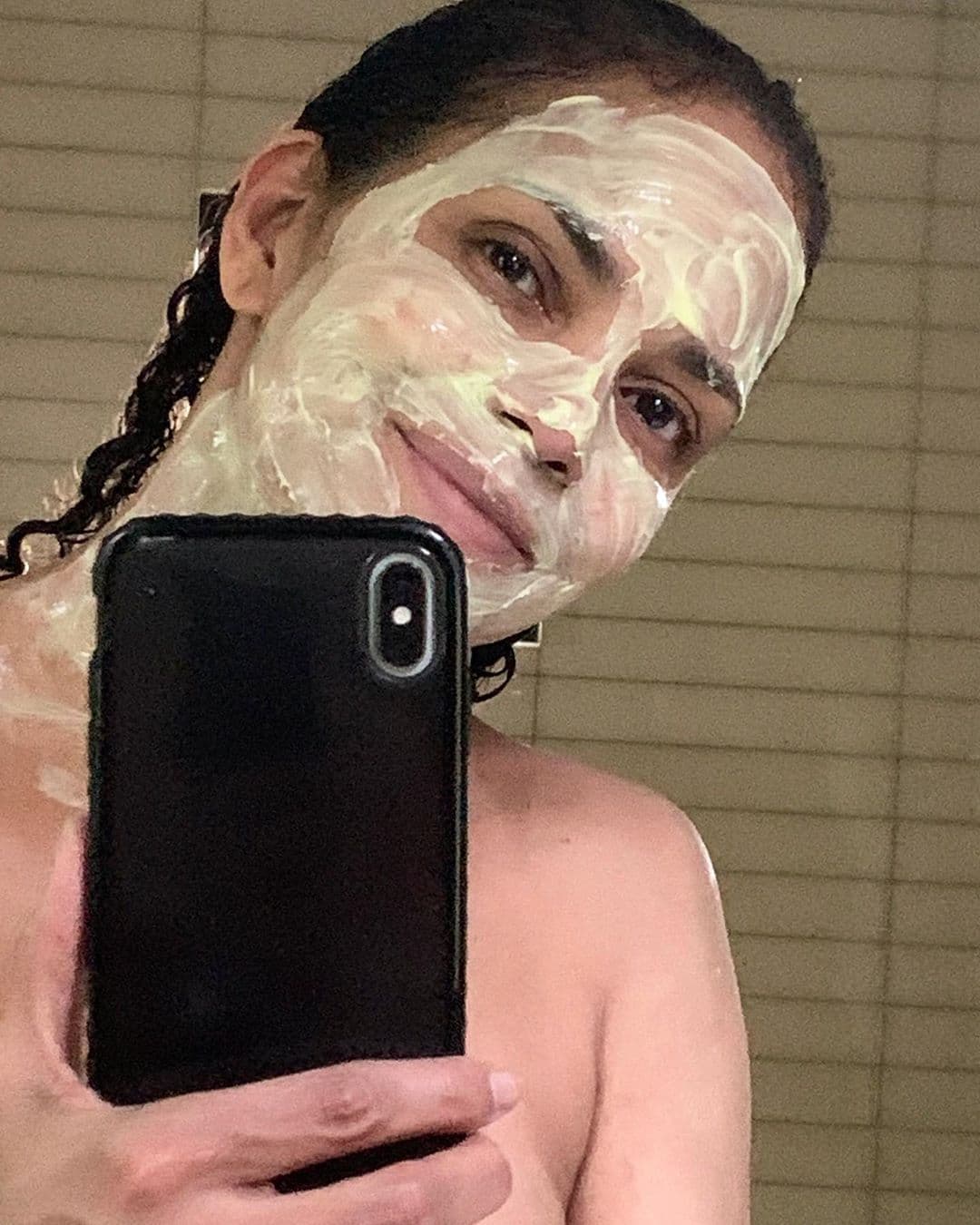 Para esta mascarilla es necesario mezclar todos los ingredientes hasta que quede una pasta homogénea. Aplica una generosa capa sobre el rostro y el cuello, para después dejarlo durante tres minutos y retira.