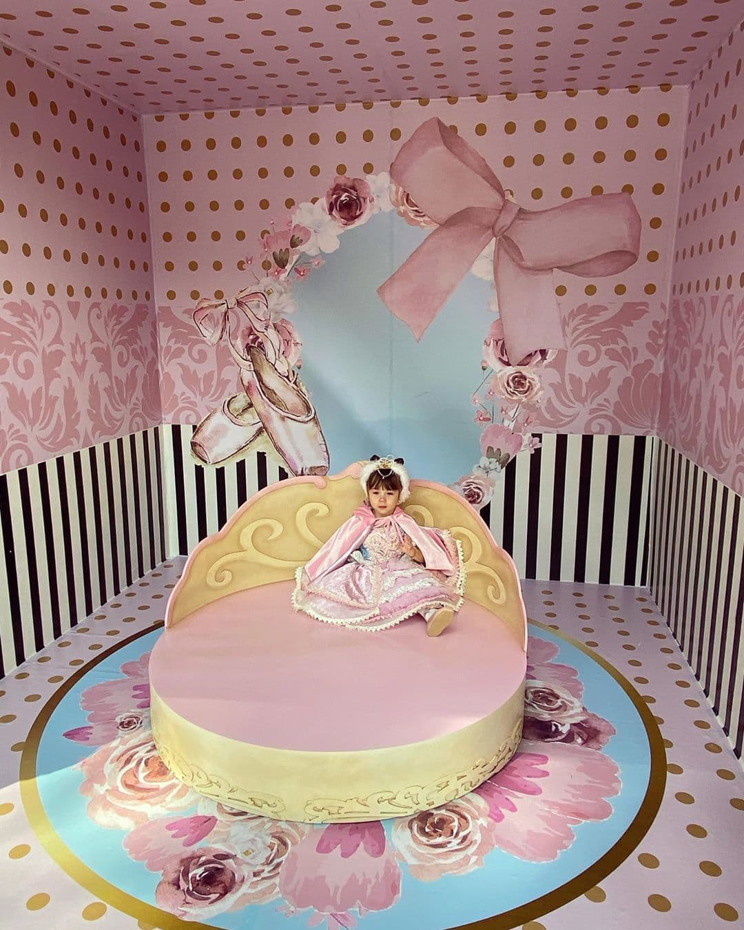 Vestida como una adorable bailarina de ballet, la hija del Canelo Álvarez y Fernanda Gómez celebró su cumpleaños número dos y algunos momentos del festejo, que tuvo temática de "El Lago de los Cisnes", se pudieron apreciar en las redes sociales.