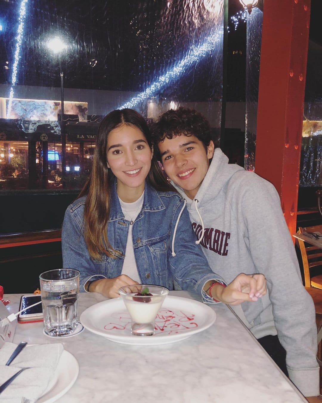 Los dos han demostrado que se encuentran muy enamorados, pues no dejan de llenarse de mensajes de amor. Y así es como los actores, Itatí Cantoral y Eduardo Santamarina, se comienzan a convertir en suegros.