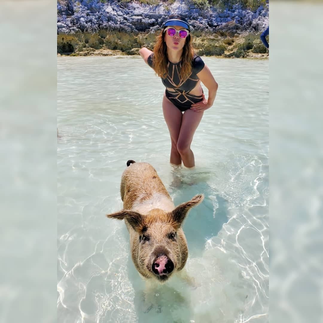 Jacky Bracamontes visitó las Bahamas e incluso se tomó una foto con un nuevo amigo playero.