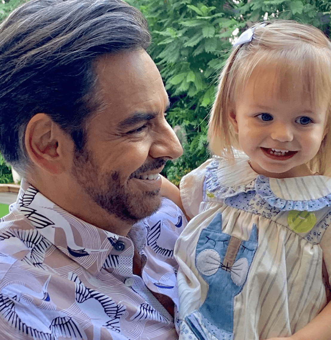 Eugenio Derbez es otro joven abuelo. Su hija Aislinn recibió la llegada de su primera hija Kailani en el 2018, la cual es la adoración de la familia Derbez, sobre todo de la hija más pequeña de Eugenio, Aitana, quien es su compañera de juegos. Entre tía y sobrina solo se llevan 4 años.
