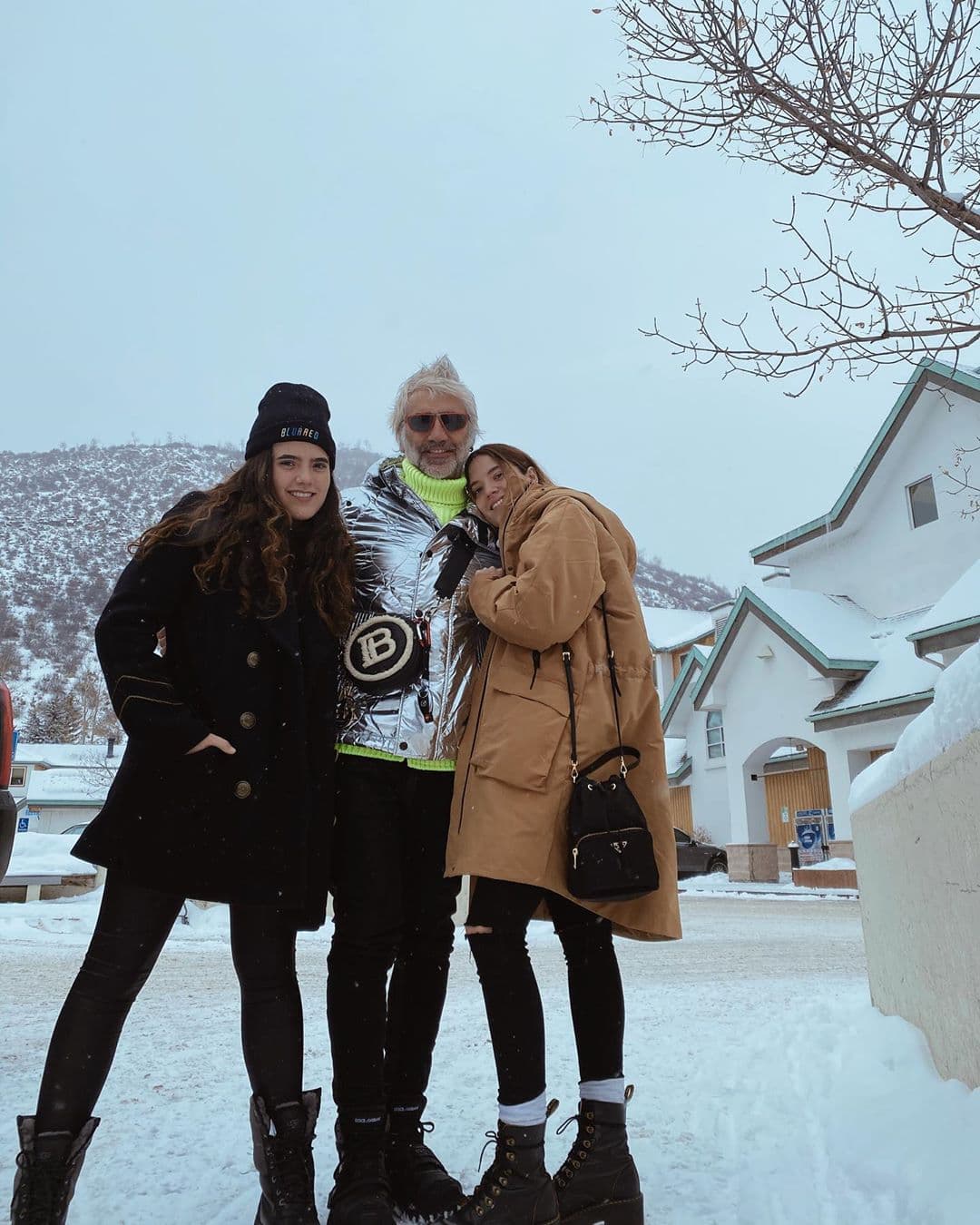 En su primer matrimonio, Alejandro Fernández se convirtió en padre de las gemelas Camila y América, con su exesposa, América Guinart. Las dos ya son unas jóvenes de 22 años de edad, que se están abriendo sus propios caminos profesionales. Camila ha incursionado en la música y América en la moda.