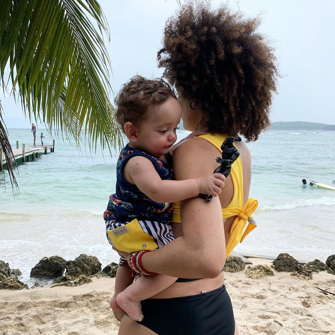 Brenda se muestra orgullosa de su cabellera, le encanta presumirla en redes sociales y está feliz de compartir sus "secretos" para las personas que, como ella hace algunos años, todaví están buscando la forma de entender a sus chinos.