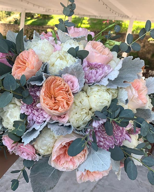 El salón de fiestas Jardín Francés, lugar donde se ofició la recepción de la boda, también publicó detalles sobre la decoración, compartiendo los arreglos florales.