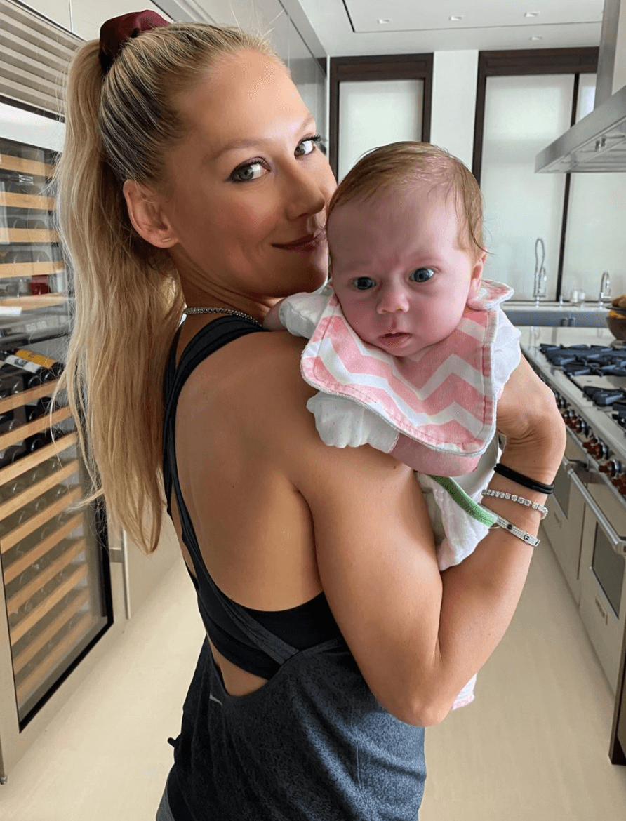 Otra pareja que cuida mucho la privacidad de sus hijos es la de
<b>Anna Kournikova</b> y
<b>Enrique</b>
<b>Iglesias</b>. Su tercera bebé, Mary, nació el 30 de enero y la presentaron días después en redes sociales. Hace unos días, la extenista presumió lo mucho que ha crecido “Masha” como cariñosamente nombran a la pequeña.