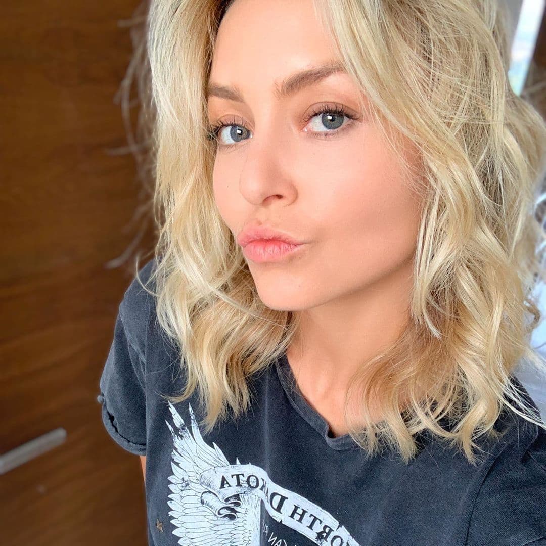 Hace un par de años desde que Angelique Boyer no se deja ver con melenas largas, sino que, por lo contrario, disfruta de este tipo de cortes bob con los que puede jugar con sus ondas naturales y darle un efecto de mucho volumen a su pelo.