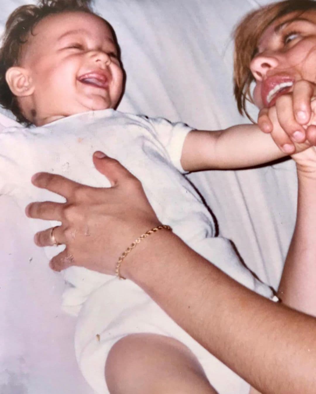 Consuelo Duval fue mamá por primera vez a la edad cuando tenía apenas 23 años. En recientes episodios de Netas Divinas, la comediante compartió cómo fue que avisó a su padre que sería abuelo, que, con miedo a su reacción, le había escondido su embarazo durante los primeros tres meses y medio de gestación.