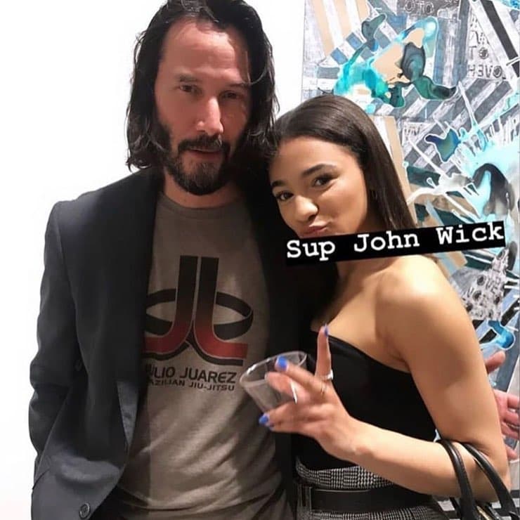 En redes sociales, algunos fans notaron que cuando posa con sus admiradoras para fotografías, el actor coloca su mano a un costado de su cintura, sin establecer contacto físico con ellas.