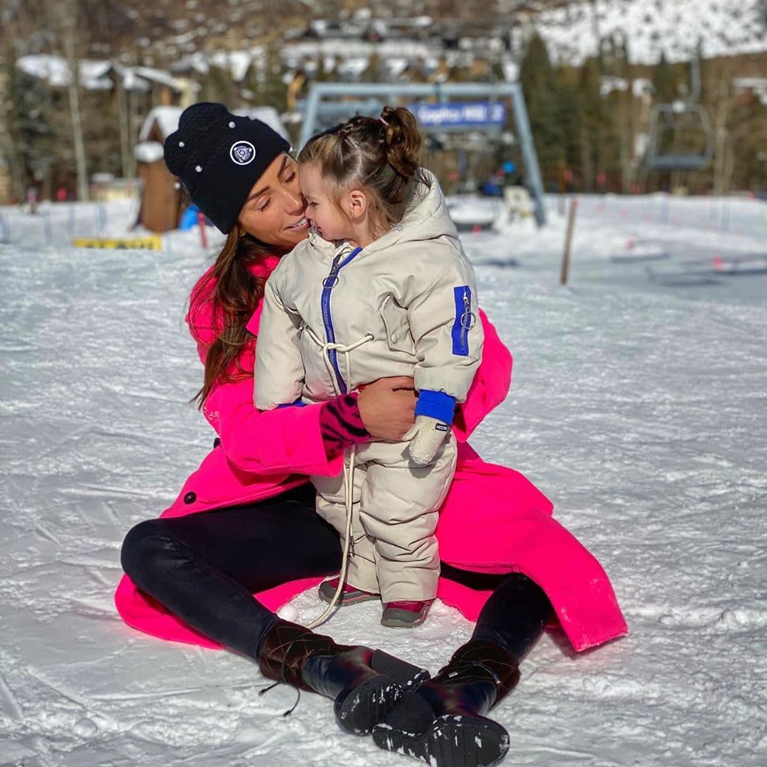 Después publicó una serie de fotografías, en las que se le ve junto a su bebé y, las acompañó con el siguiente texto: “Mientras toda la familia se va a sus clases, María y yo que no podemos esquiar, disfrutamos de la nieve”.