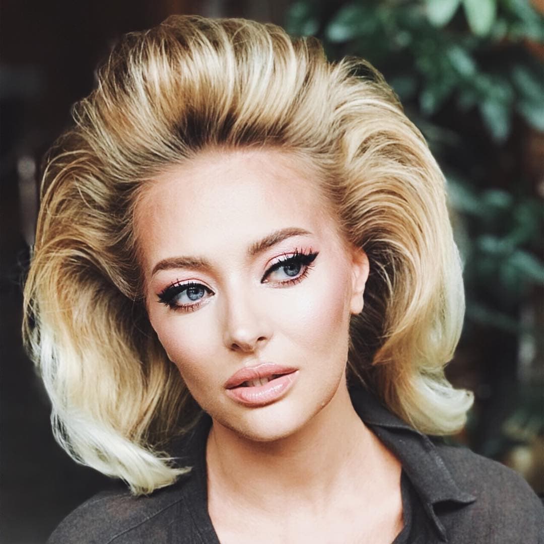 Peinados con volumen estilo sesentero.