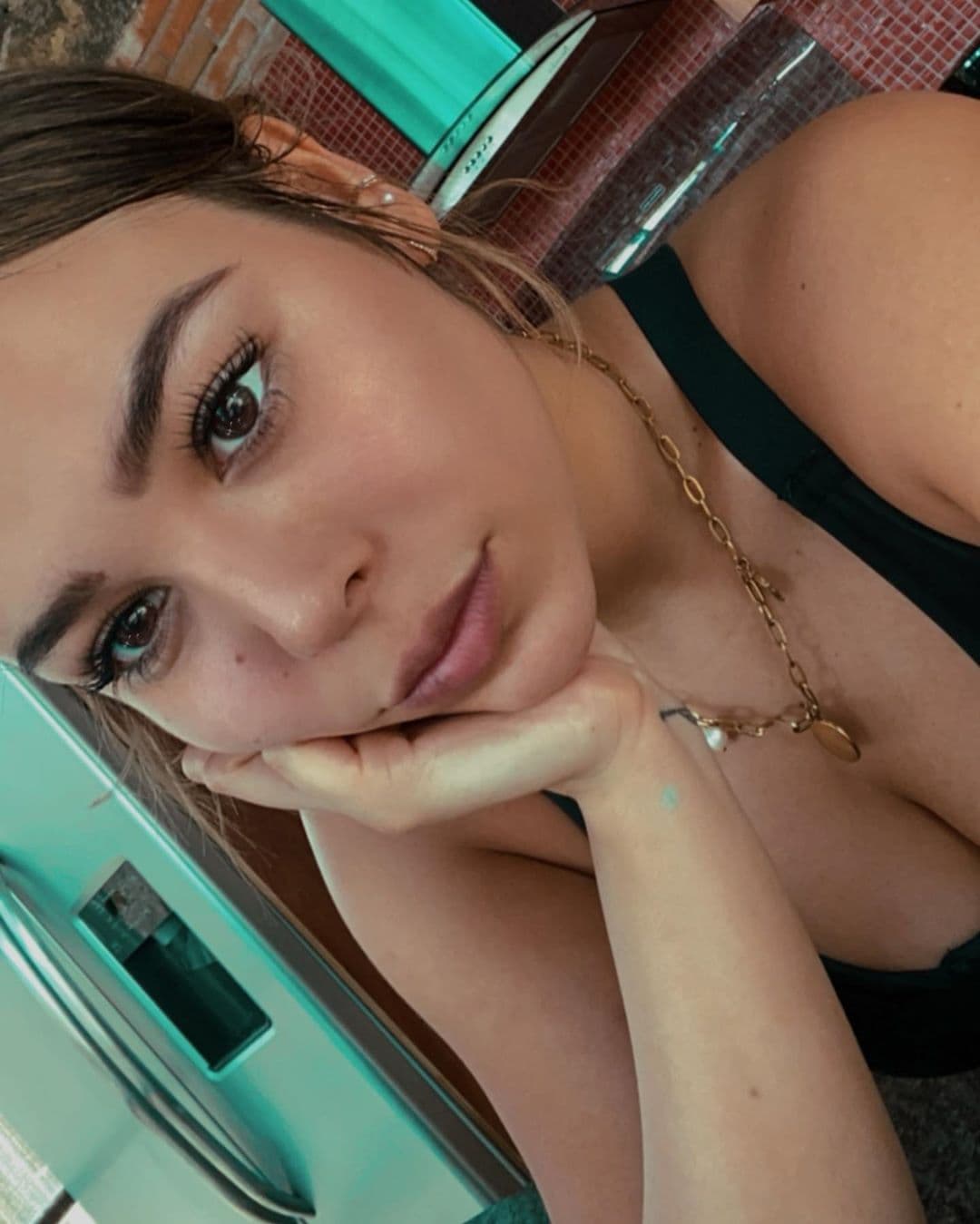 Años más tarde, la también cantante se apostó por un diseño de cejas acorde sus grandes ojos color marrón, el cual enmarcó su rostro y logró una mirada mucho más sexy y cautivadora.